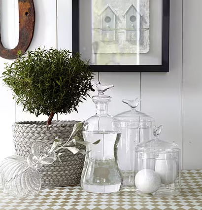 Glasvas Olivia från Affari med dekorativa element runtom.