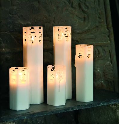 Spindelnätsljus 15 cm från Affari på en mörk hylla