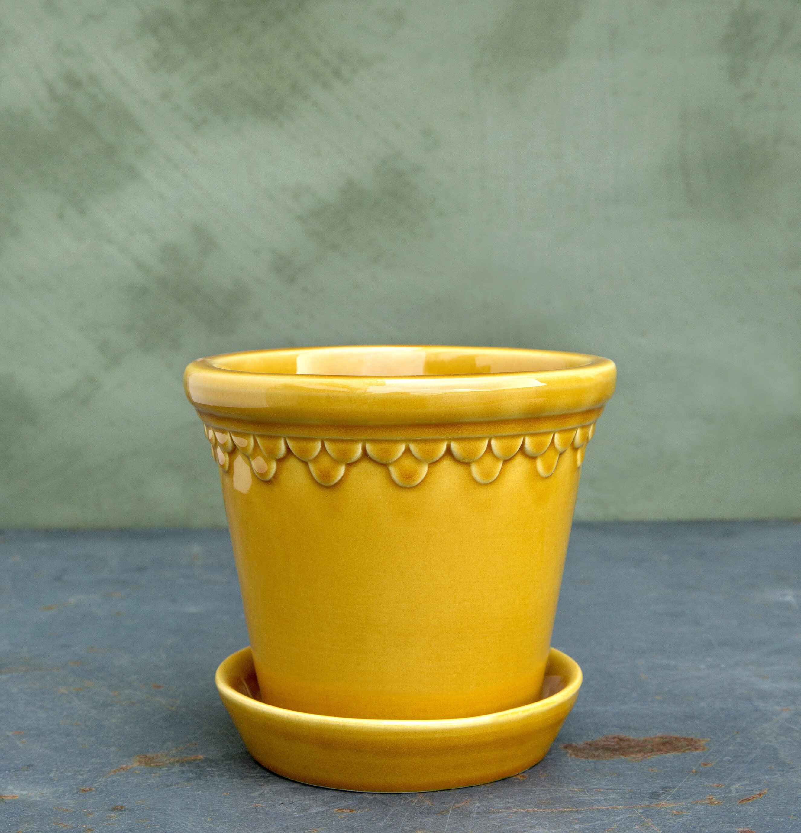 Copenhagen Yellow Amber från Bergs Potter på blågrå yta