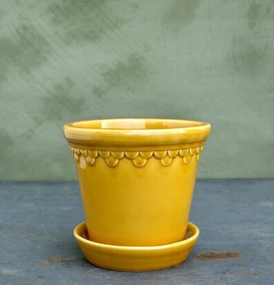 Copenhagen Yellow Amber från Bergs Potter på blågrå yta