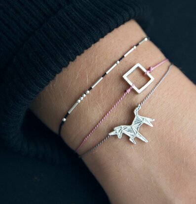 Armband LUCK - Morse Code från Timi of Sweden på handleden