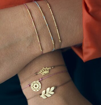 Armband Cross Arrow från Timi of Sweden på handled