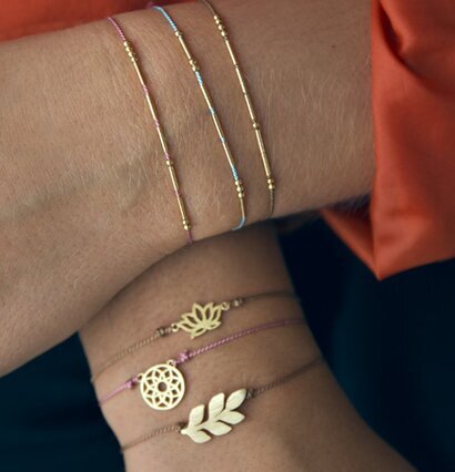 Armband Laurel Leaf från Timi of Sweden på modell med röd tröja