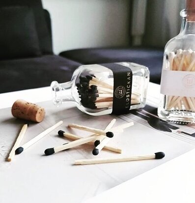 Tändstickor Liten Svart från Eldstickan på vit yta