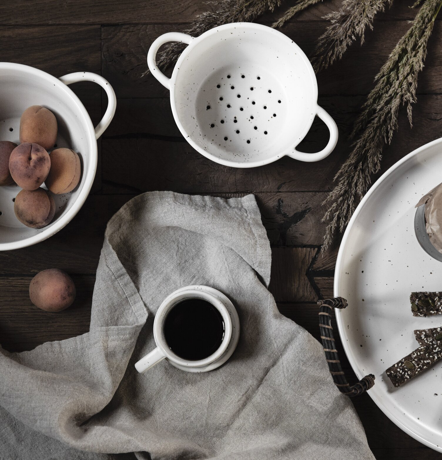 Sil Keramik Ø19 cm från Ernst på mörkt träbord med köksartiklar