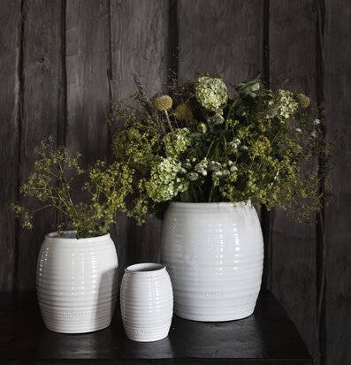 Vas Ernst 16 cm från Ernst på mörkt träbord med blommor