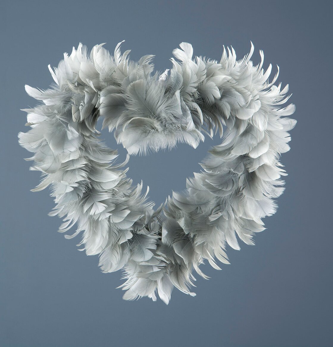 Hjärta Fjäder Grå från A Lot Decoration mot grå bakgrund