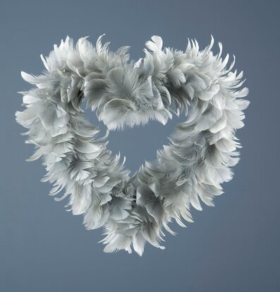 Hjärta Fjäder Grå från A Lot Decoration mot grå bakgrund