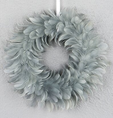 Krans Fjäder Grå från A Lot Decoration mot vit vägg