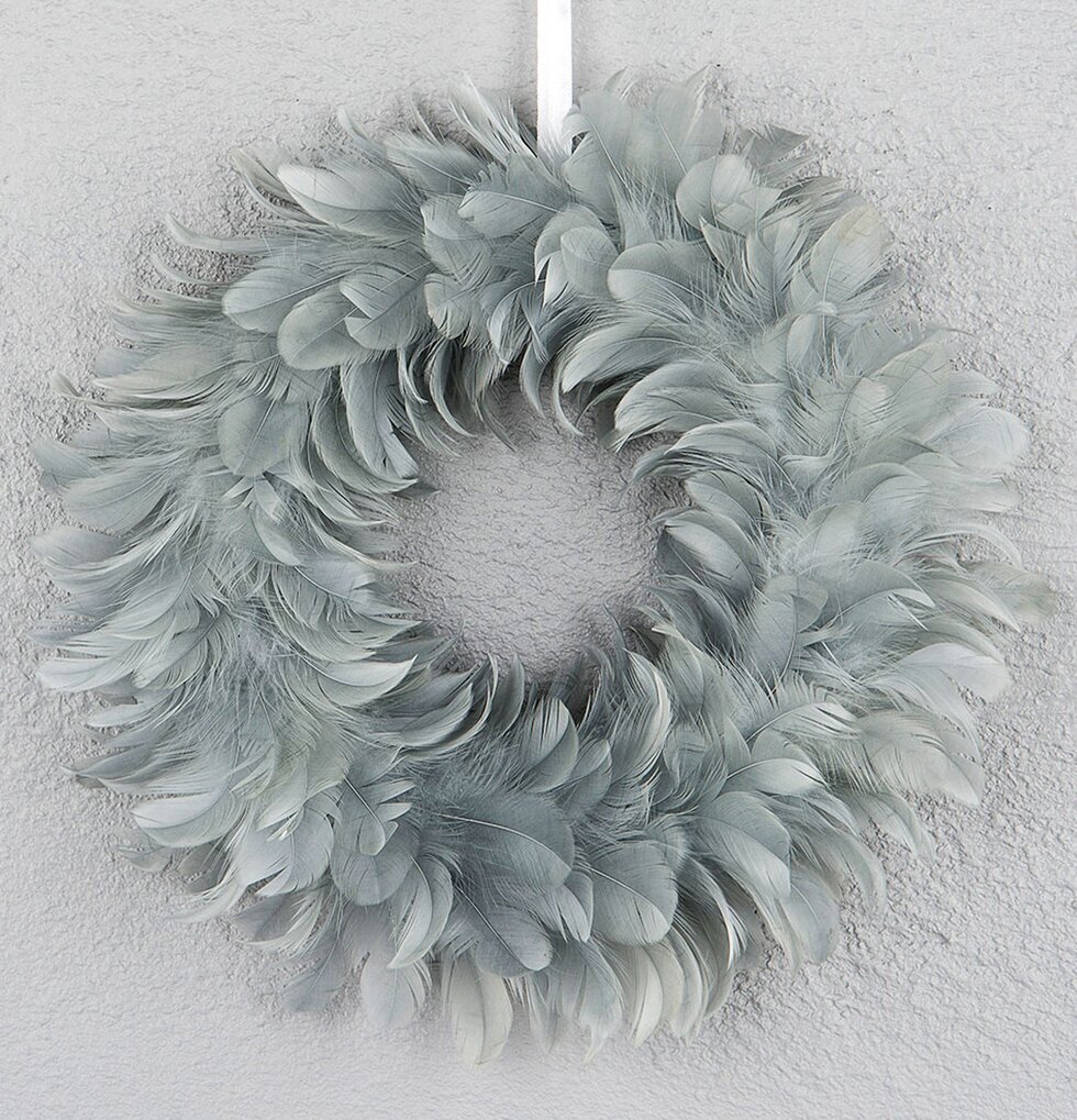 Krans Fjäder Grå från A Lot Decoration mot vit vägg