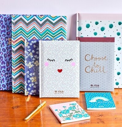 Liten Skrivbok från Rice med färgglada prickar och ansikte