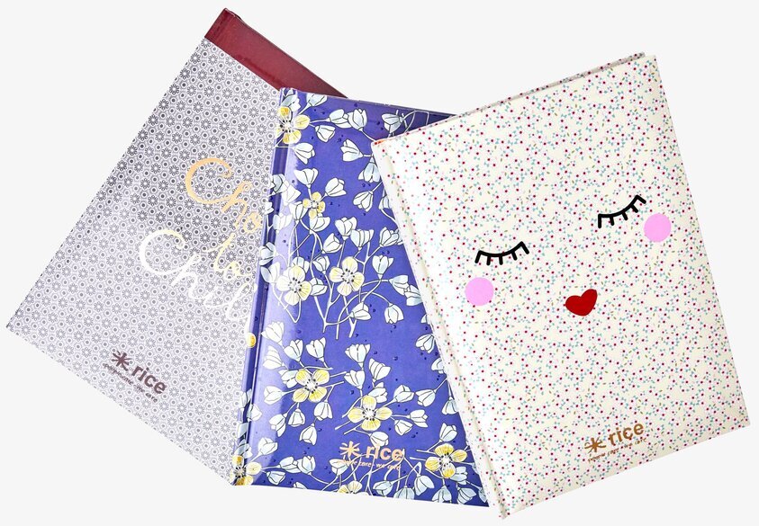 Tre designvarianter av Skrivbok A5 Rice från varumärket Rice