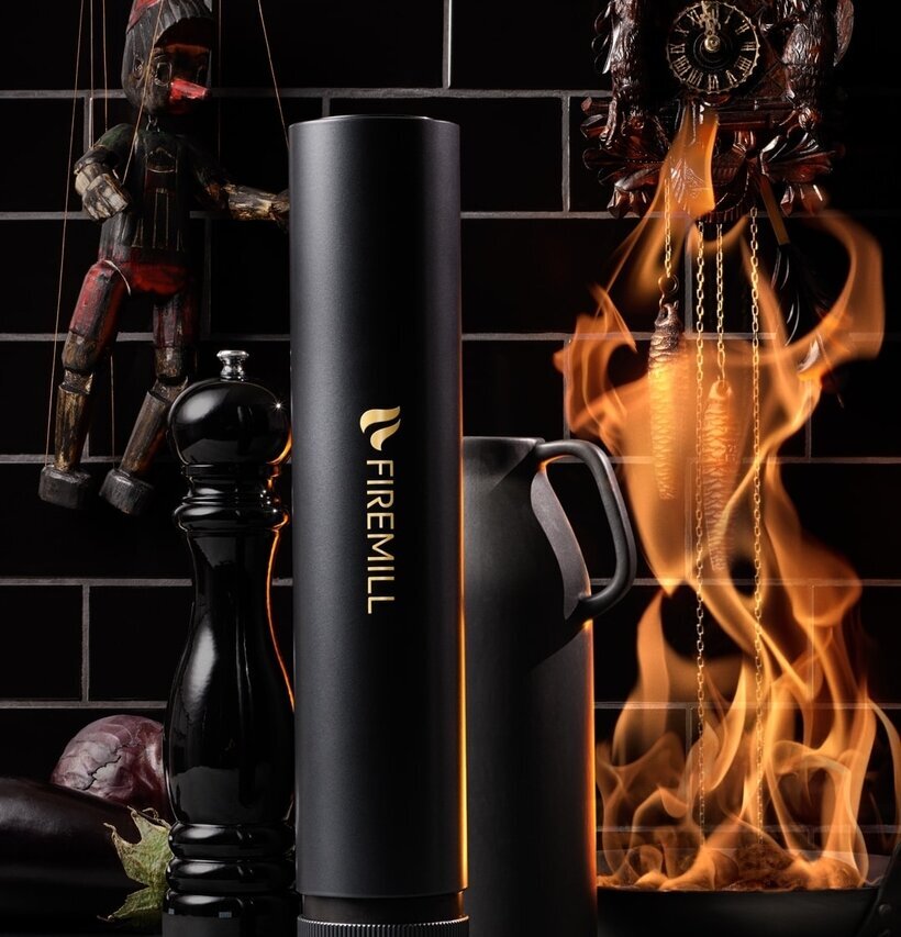 Firemill Charcoal från Firemill i ett kök med gotisk klocka