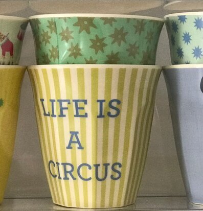 Bild av sex små melaminmuggar med färgglada motiv