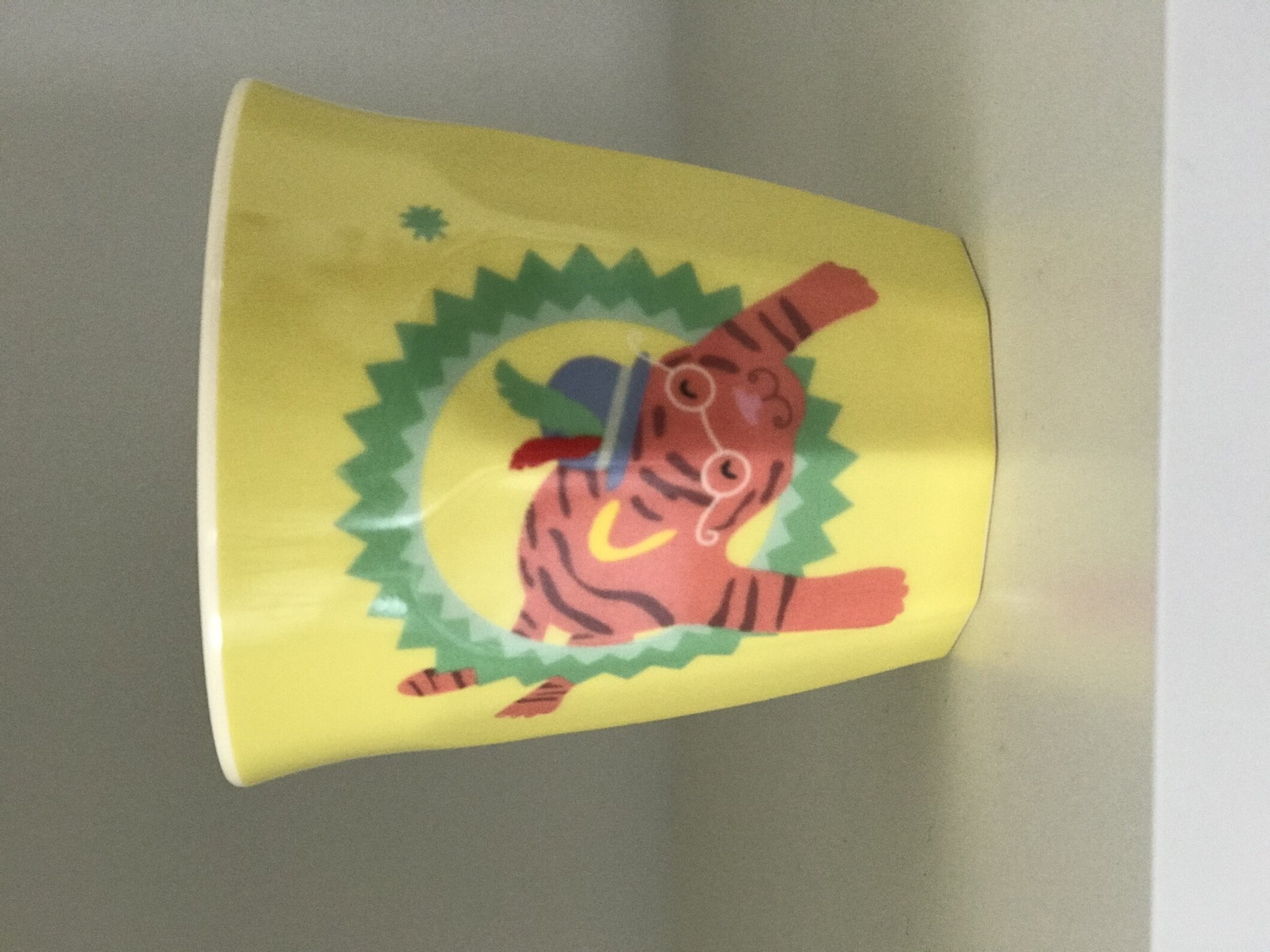 Bild av färgglad mugg med cirkusmotiv och tiger