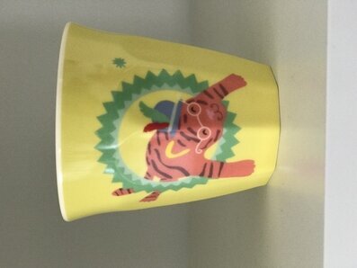 Bild av färgglad mugg med cirkusmotiv och tiger