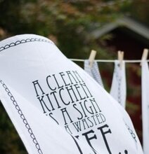 Kökshandduk A Clean Kitchen från La Shelf hängande ute