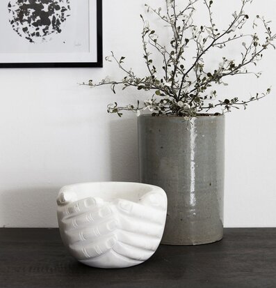 Skål Hands Marmor från House Doctor på mörk träyta