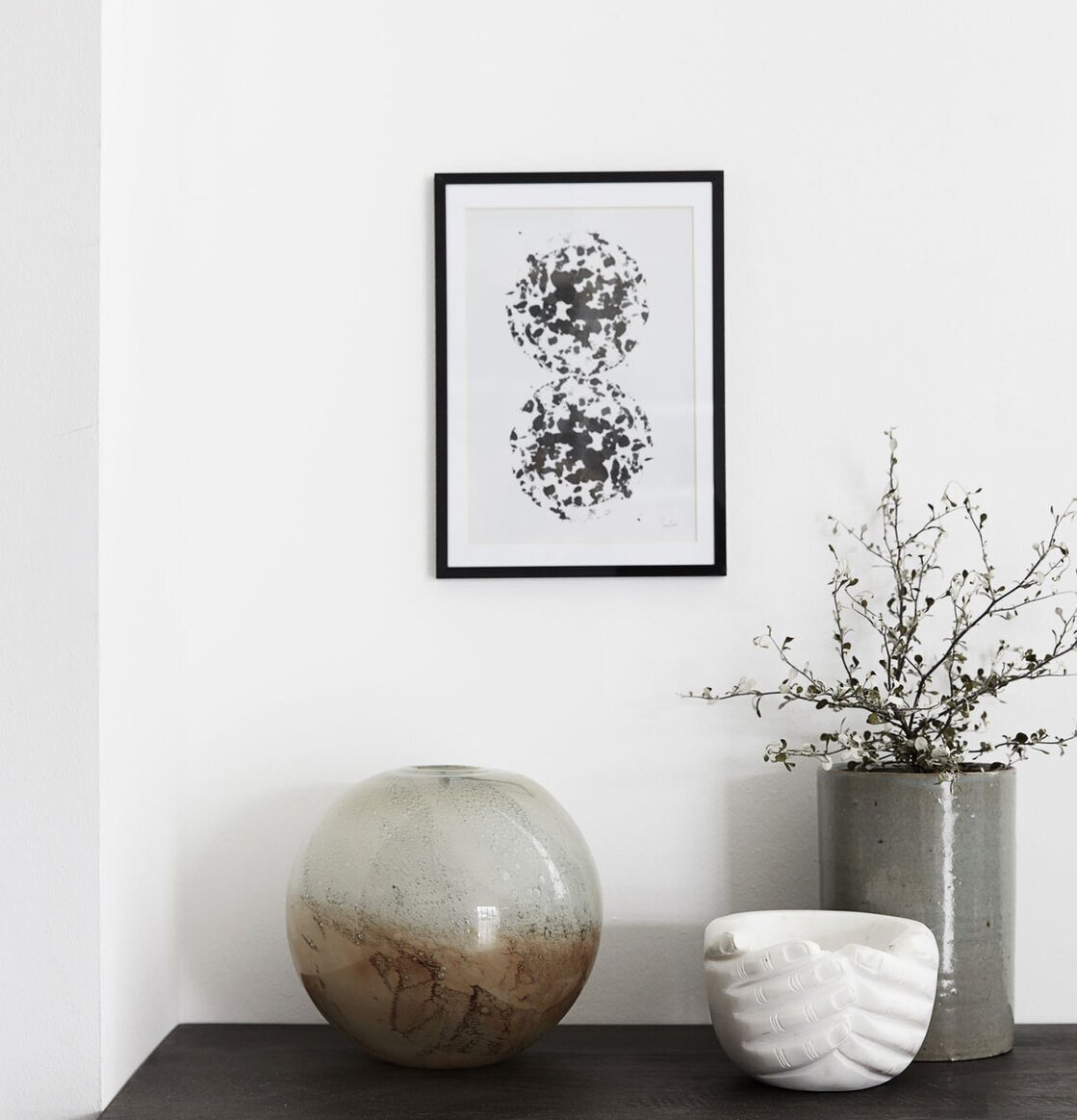 Skål Hands Marmor från House Doctor på mörkt bord med vaser