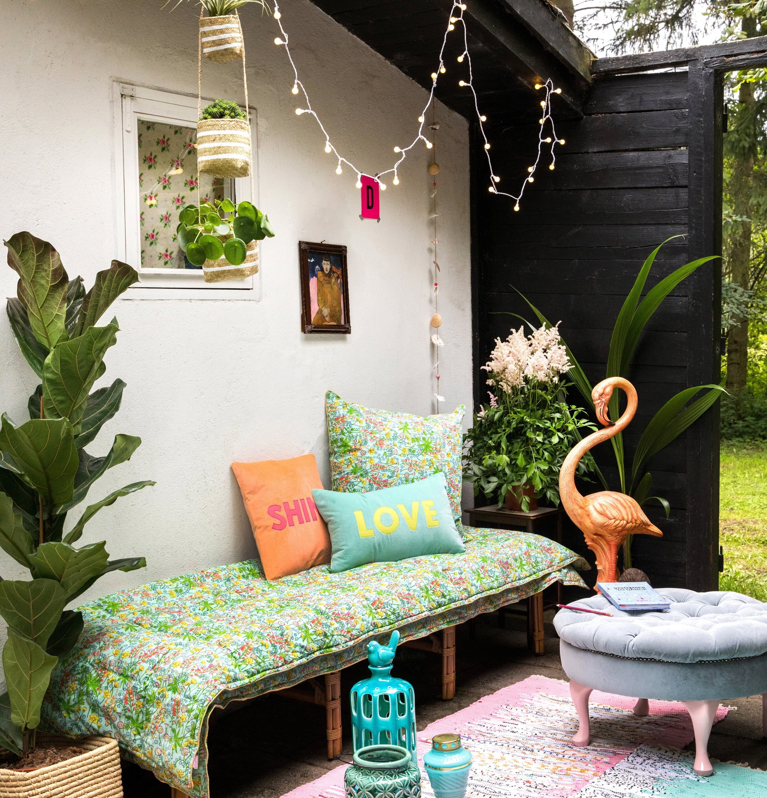 Rice Cotton Quilt Lupin Print på en färgglad utomhusmiljö