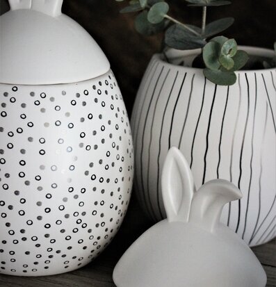 Rabbit Jar Prickig Vit L från Majas Cottage på grå träyta
