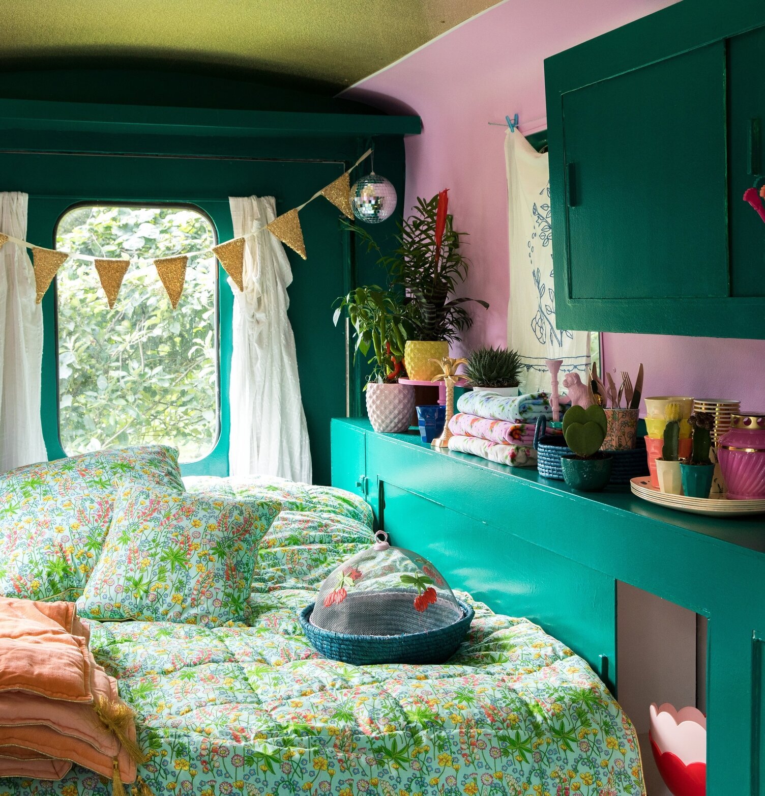 Säng med Rice Cotton Quilt Lupin Print i blommigt mönster