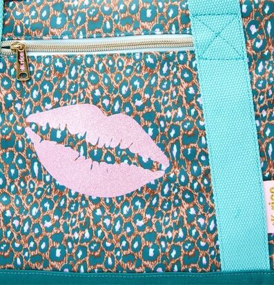 Resväska Leopard Print från Rice med turkosa och rosa detaljer