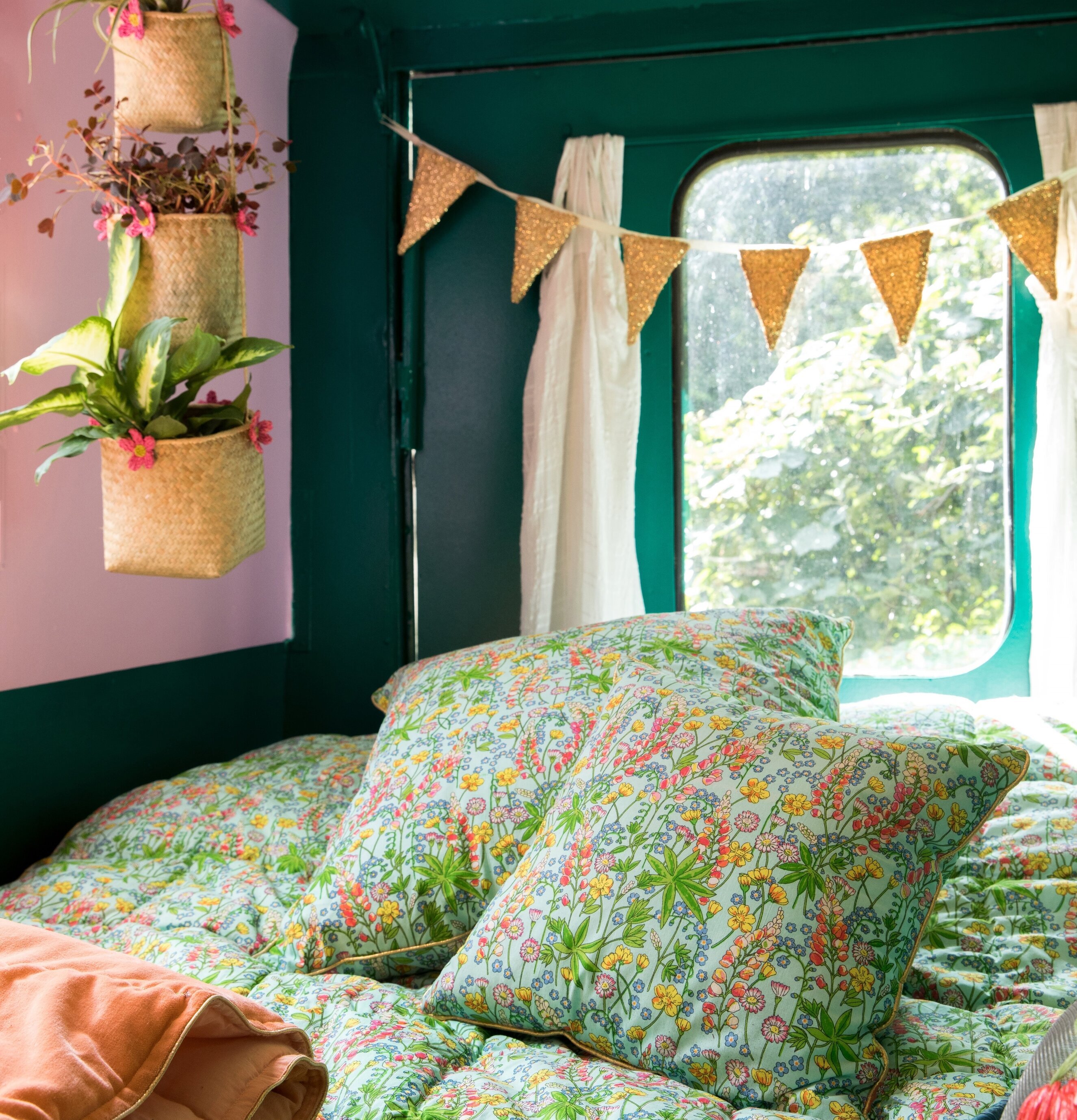 Cotton Quilt Lupin Print från Rice i färgglatt sovrum