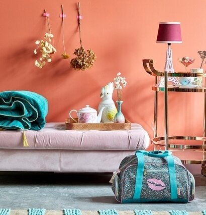 Resväska Leopard Print från Rice i en färgglad miljö