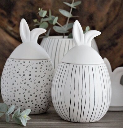 Rabbit Jar Randig Vit S från Majas Cottage på träbord