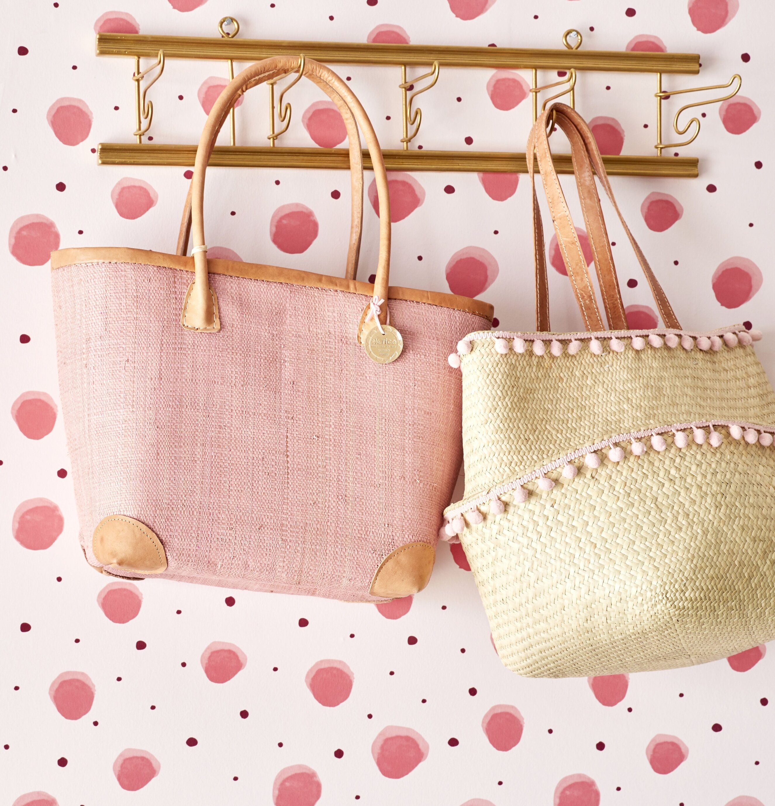 Raffia Korg Pom Pom från Rice med rosa pom-pom detaljer