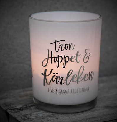 Tron Hoppet & Kärleken ljus från Majas Cottage på träbord