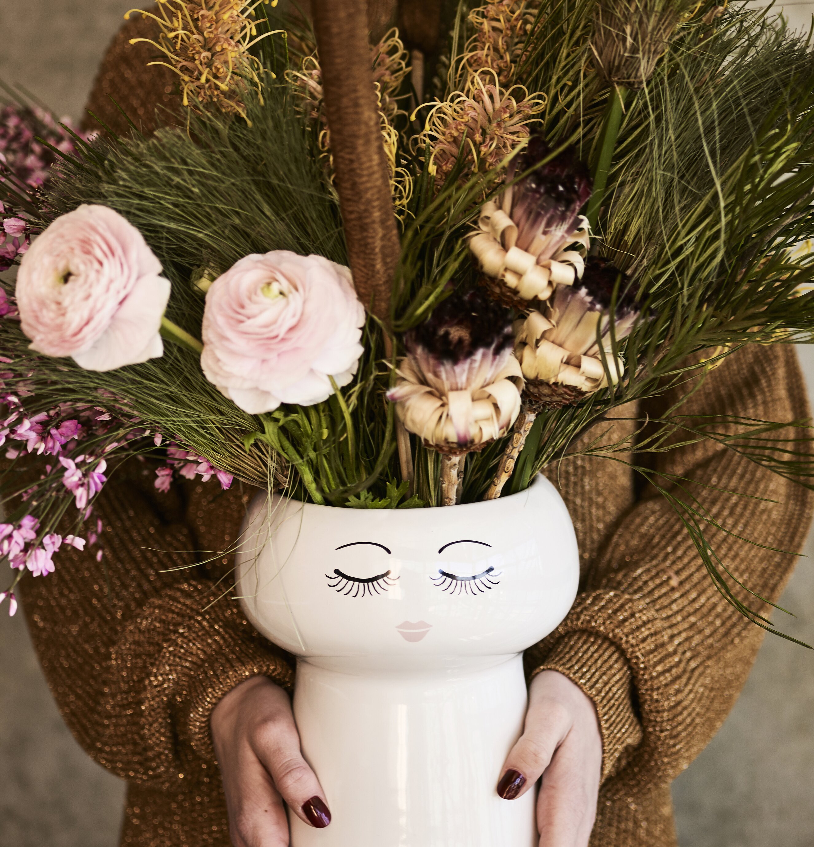 Blomkruka På Fot - Closed Eyes från Miss Etoile i keramik