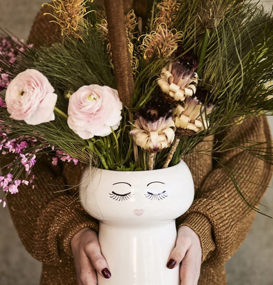 Blomkruka På Fot - Closed Eyes från Miss Etoile i keramik