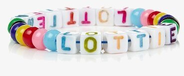 Alfabet-armband från Worldwide co med färgglada pärlor