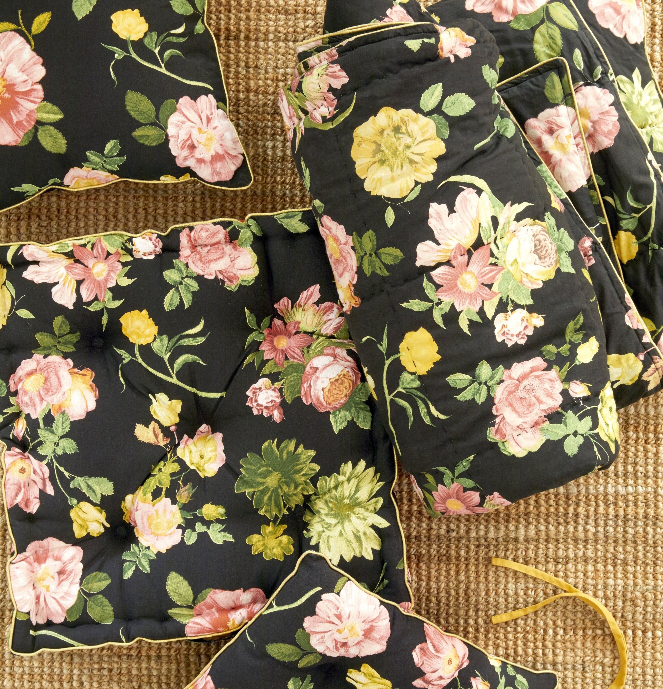 Golvkudde Dark Rose Print från Rice på en vävd matta