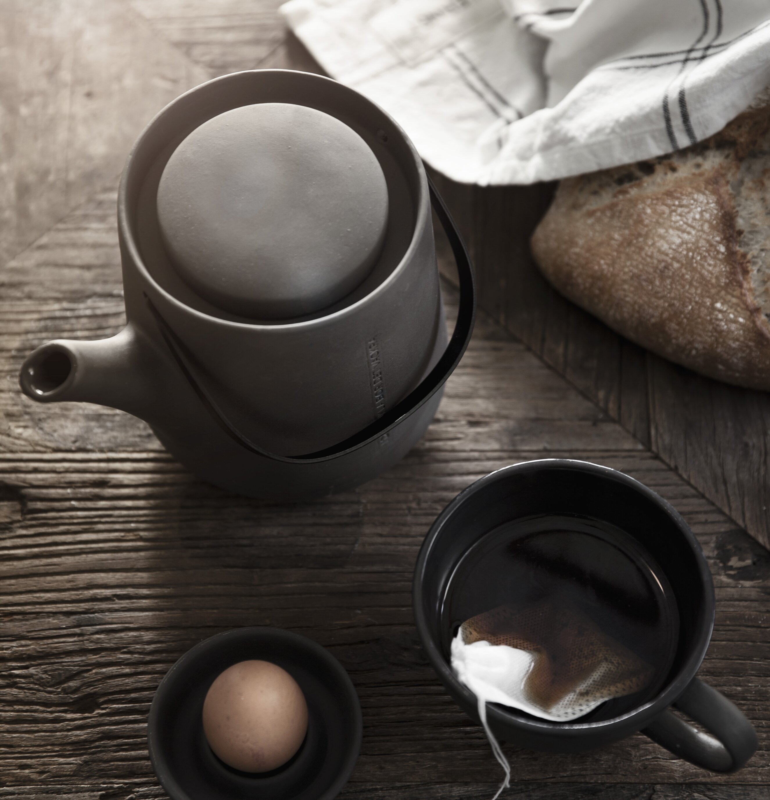 Tekanna Stengods Mörkgrå från Ernst med kopp och bröd