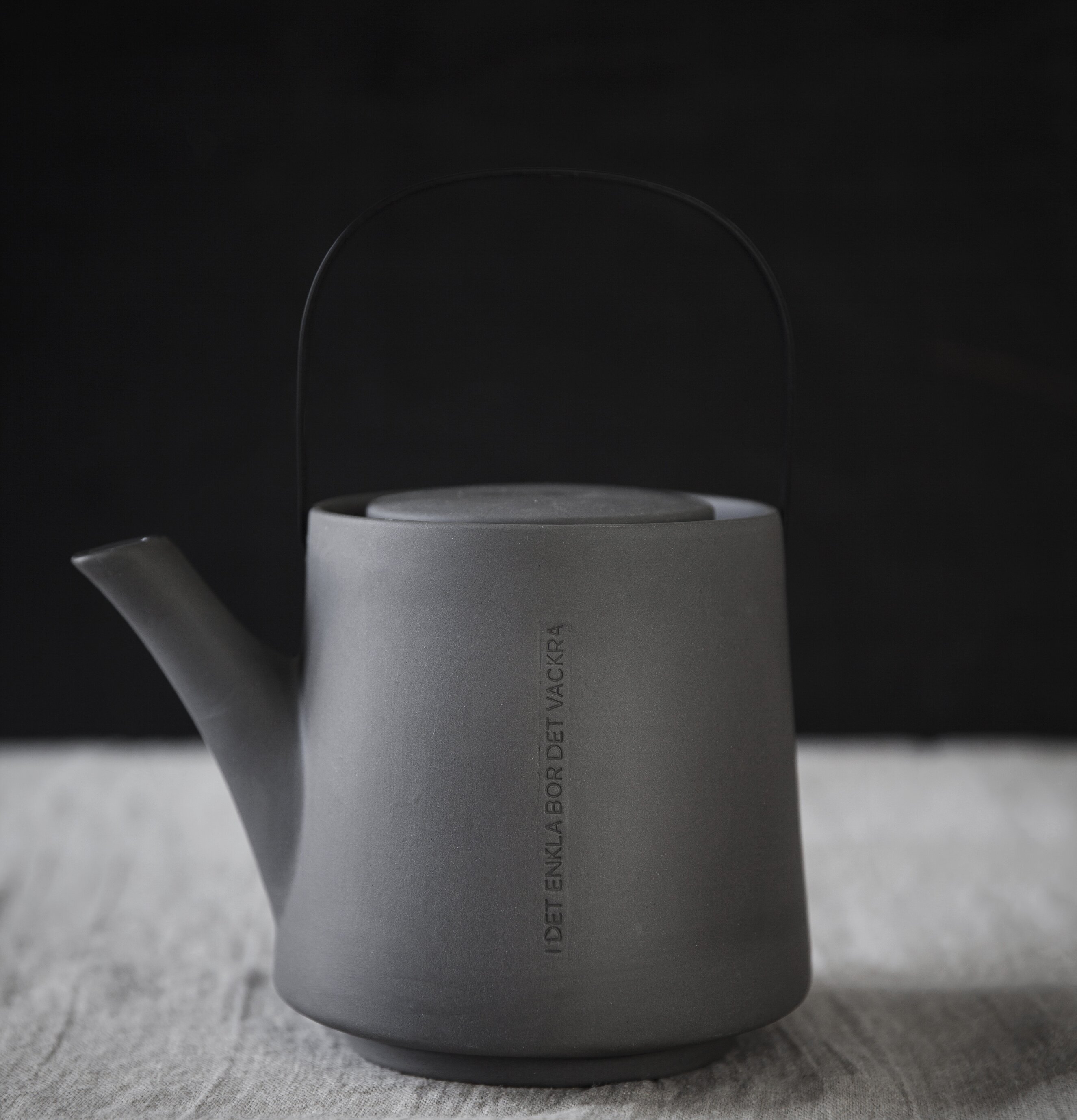 Tekanna Stengods Mörkgrå från Ernst på dukstel yta