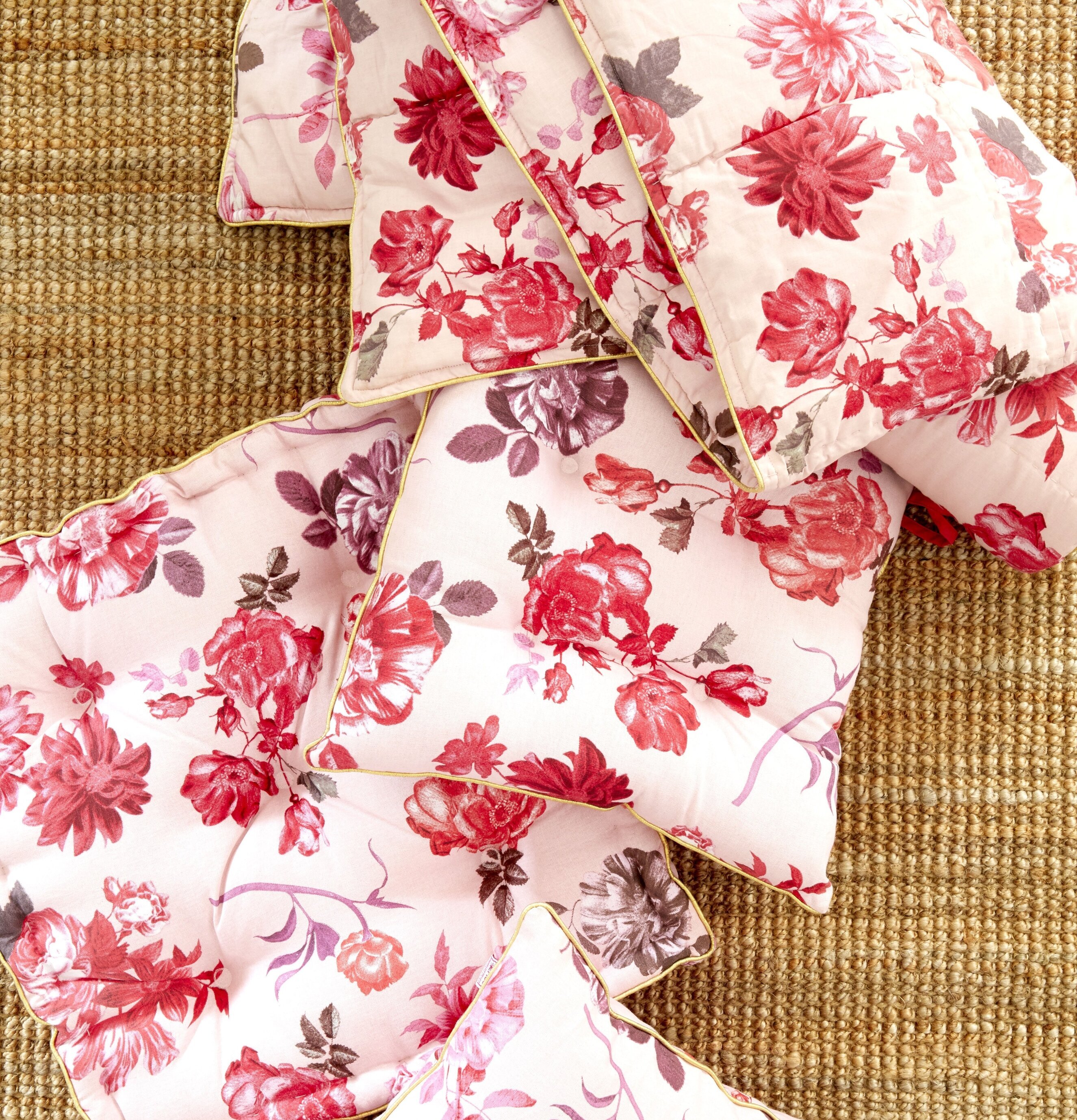 Cotton Quilt Rose Print från Rice på naturfärgad matta