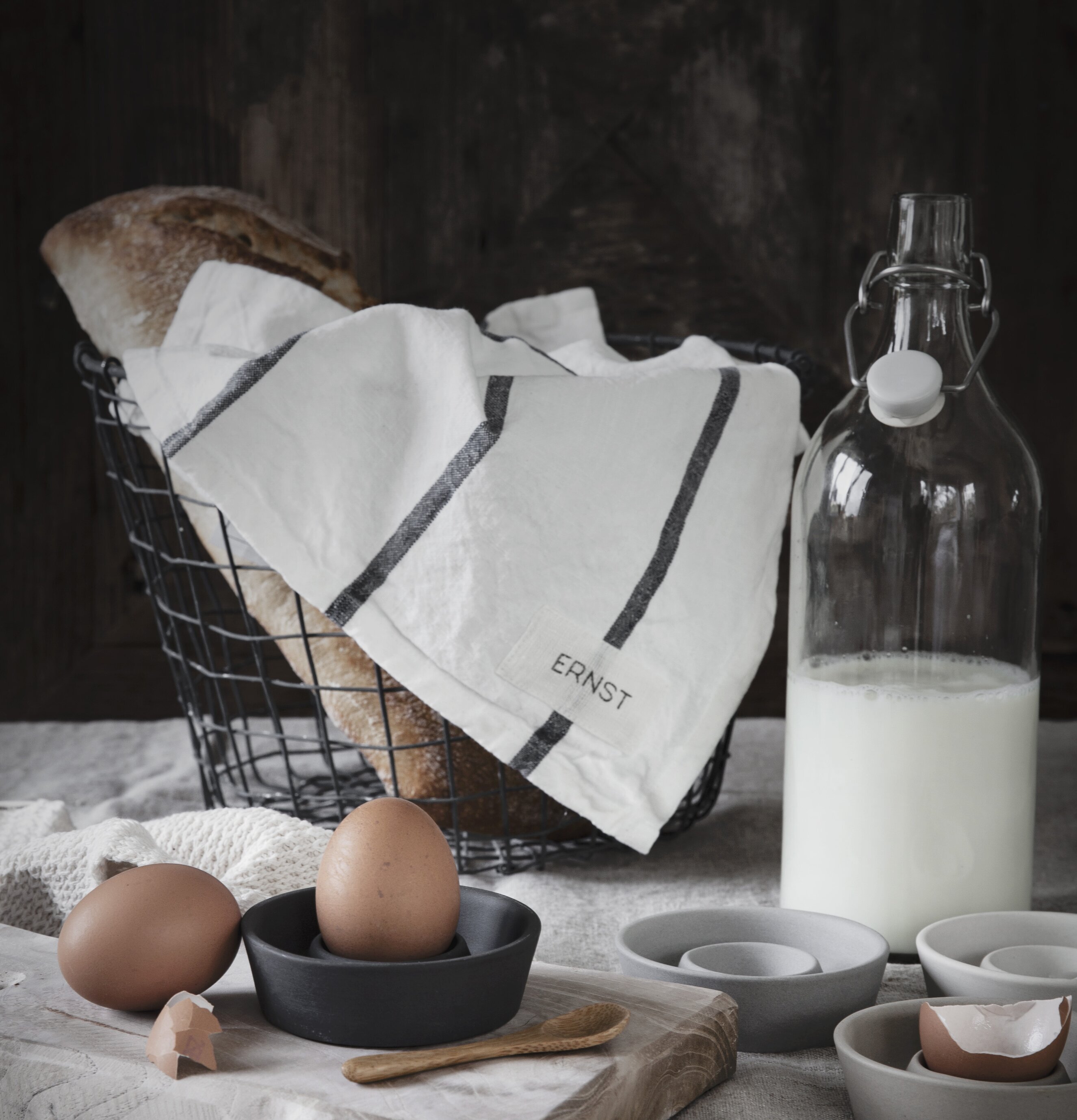 Äggkopp Stengods Grå från Ernst på ett frukostbord