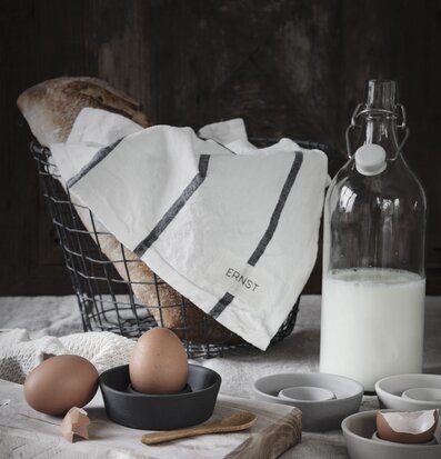 Äggkopp Stengods Grå från Ernst på ett frukostbord
