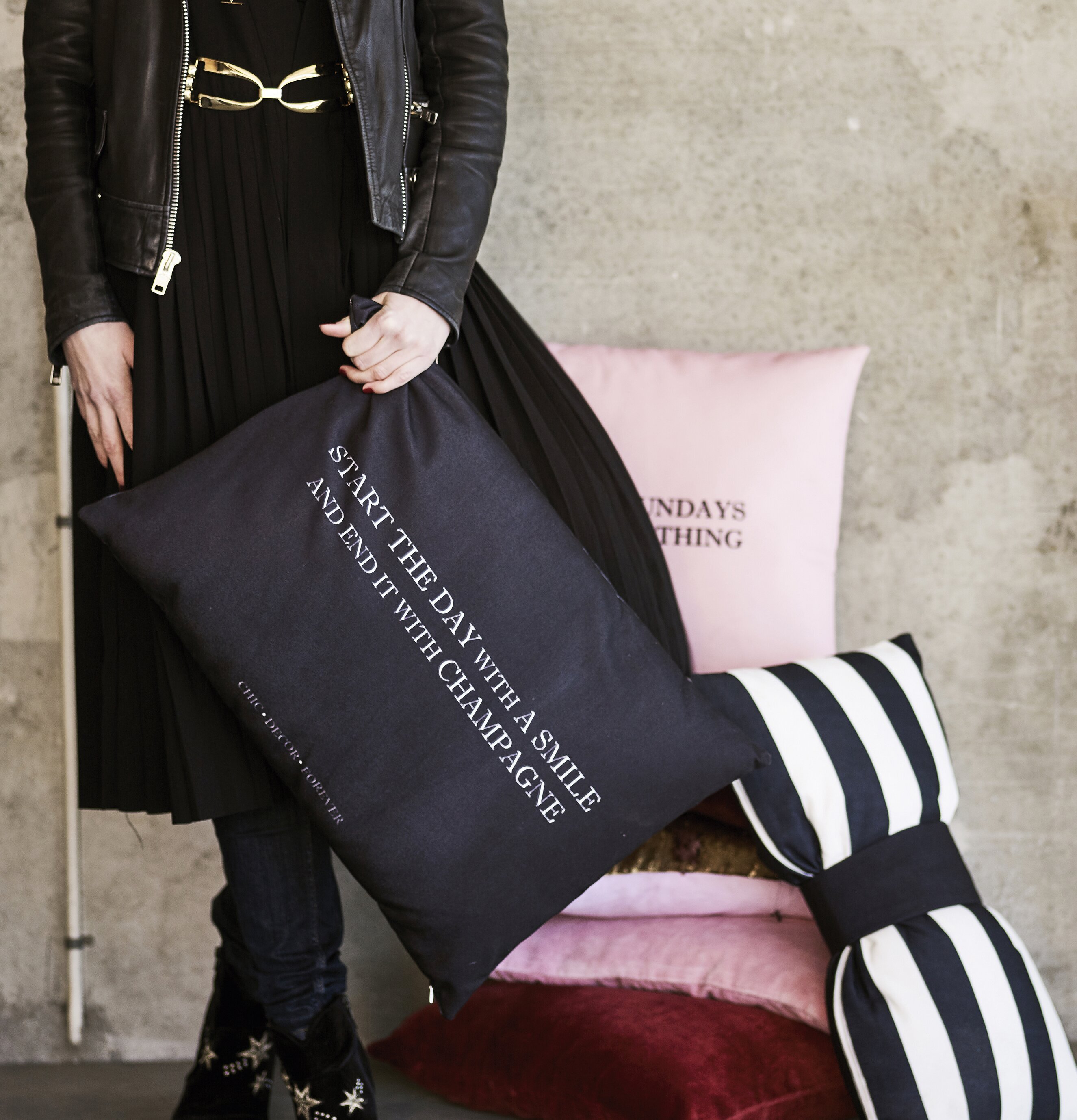 Prydnadskudde - Start The Day från Miss Etoile i svart