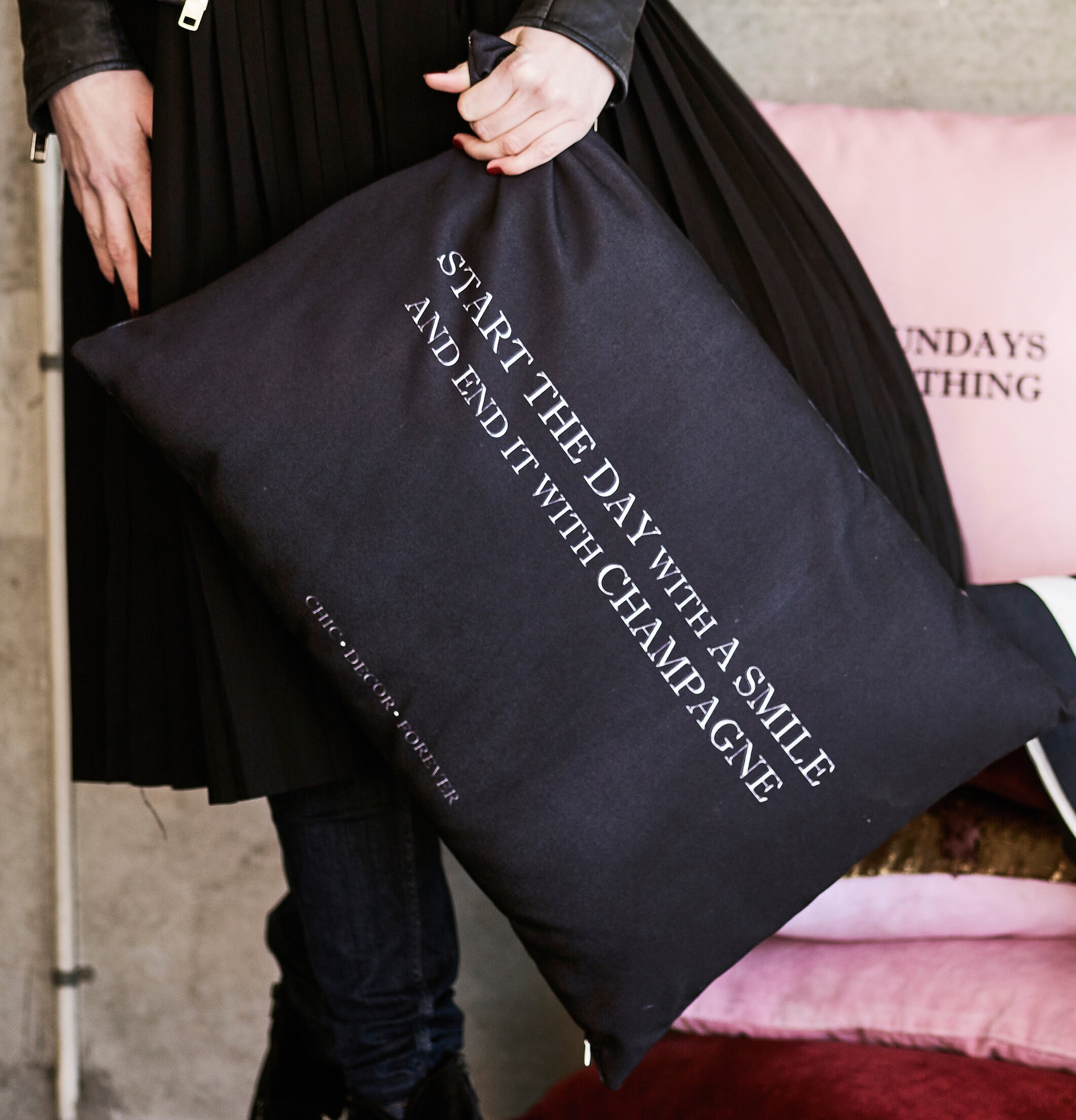 Prydnadskudde - Start The Day från Miss Etoile i svart tyg