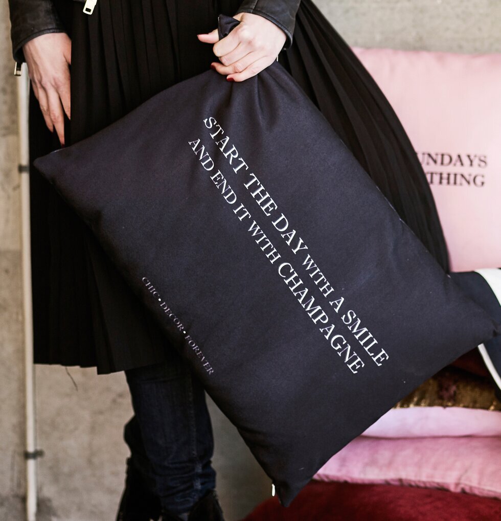 Prydnadskudde - Start The Day från Miss Etoile i svart tyg