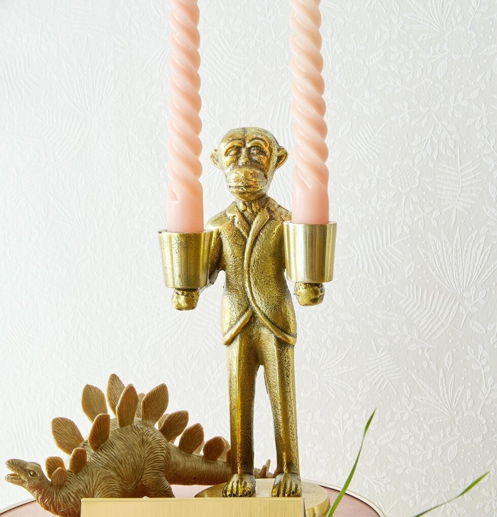 Ljushållare Monkey In Suit från Rice på spegelbord med ljus