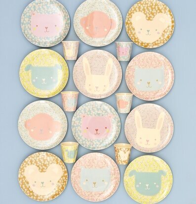 Bild med färgglada barnserviser och lekfulla motiv