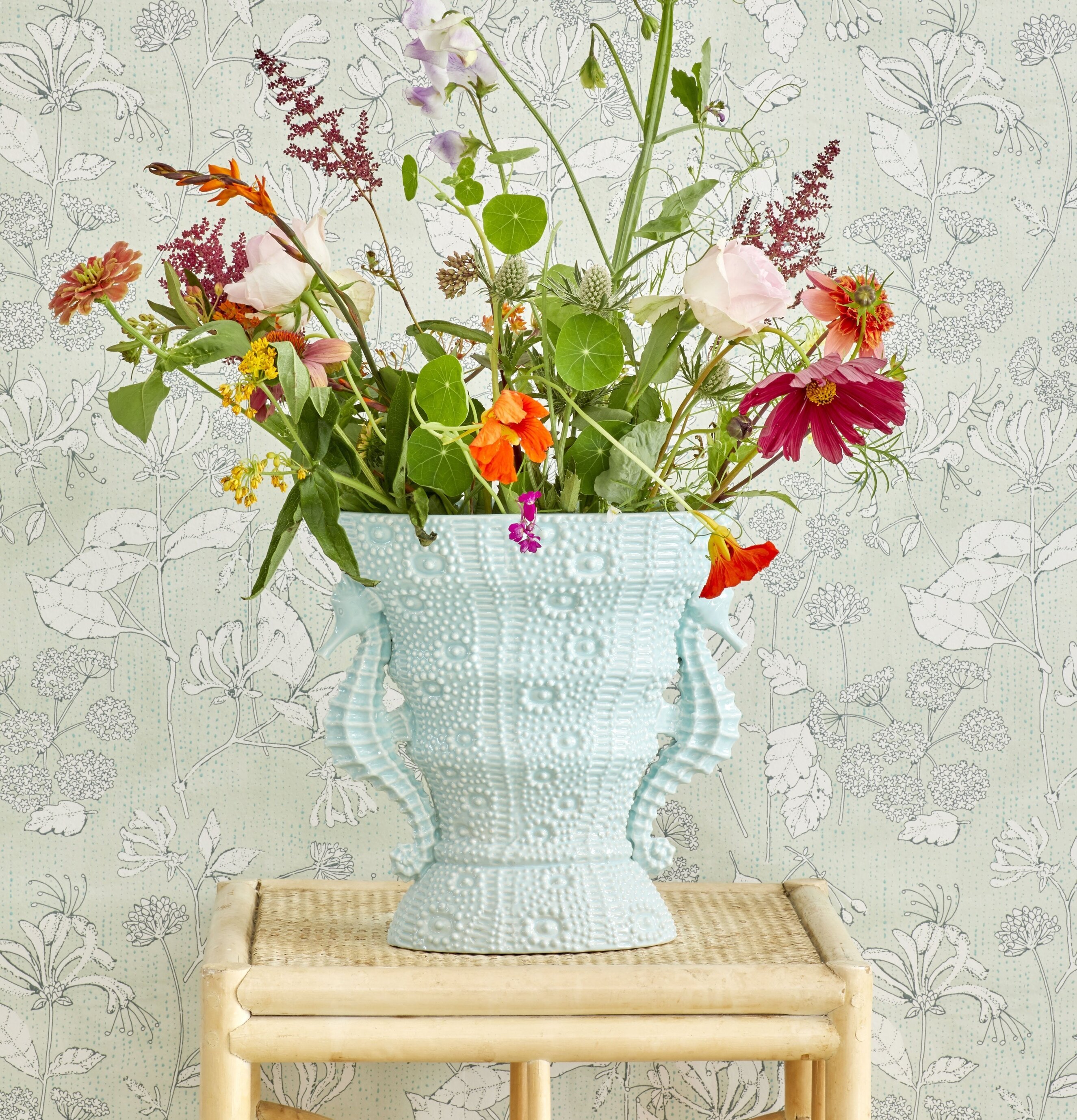 Vas - Seahorse Shape från Rice med blommor på träbord