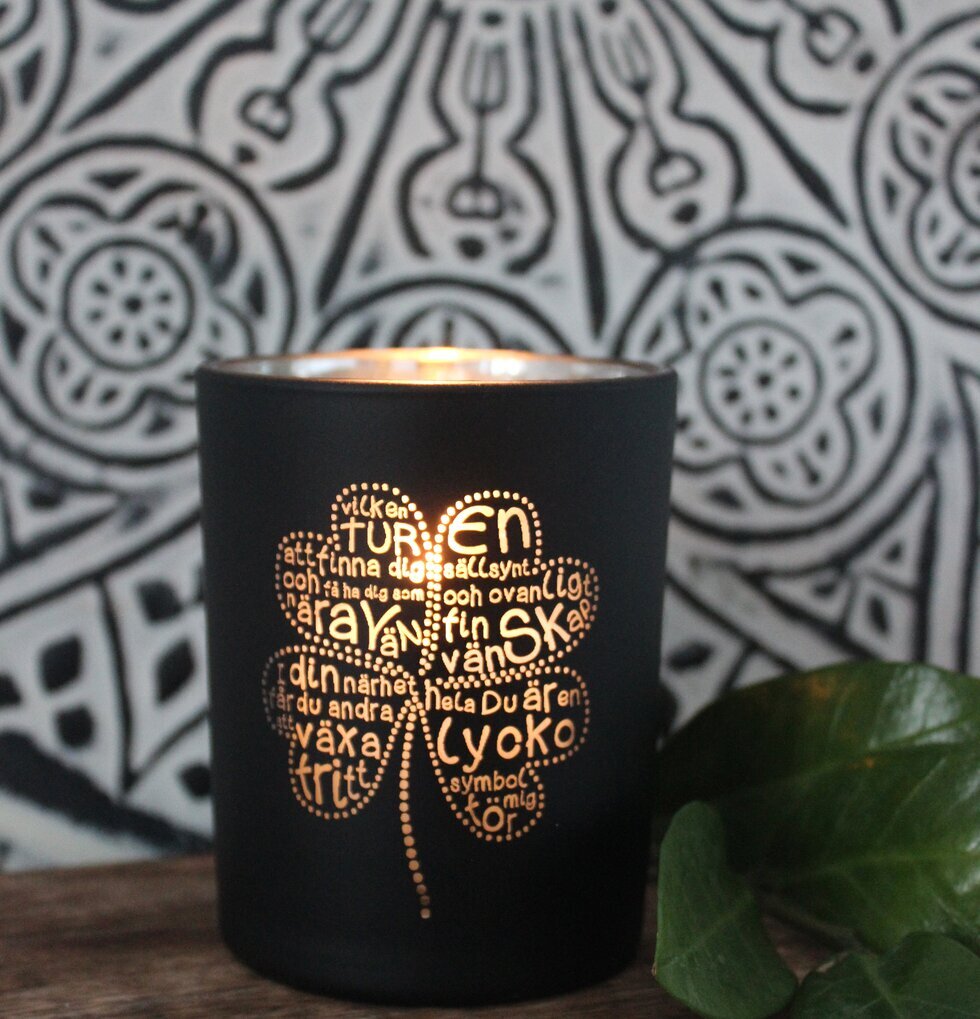 Ljuslykta Fyrklöver från Majas Cottage på träyta med blad