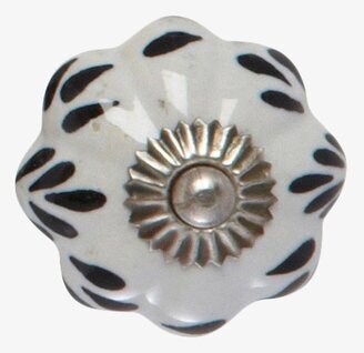 Knopp Blomma Svart från House Doctor med blomformad design