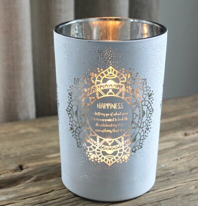 Ljuslykta Happiness Vit/Silver från Majas Cottage på träyta